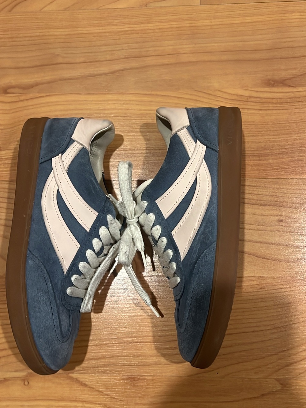AUTHENTHIC VINCE women’s 5.5 shoes. - Picture 10 of 16